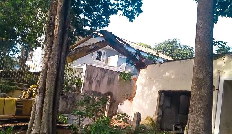 demolição de casas residenciais em Araguari e Uberlândia 