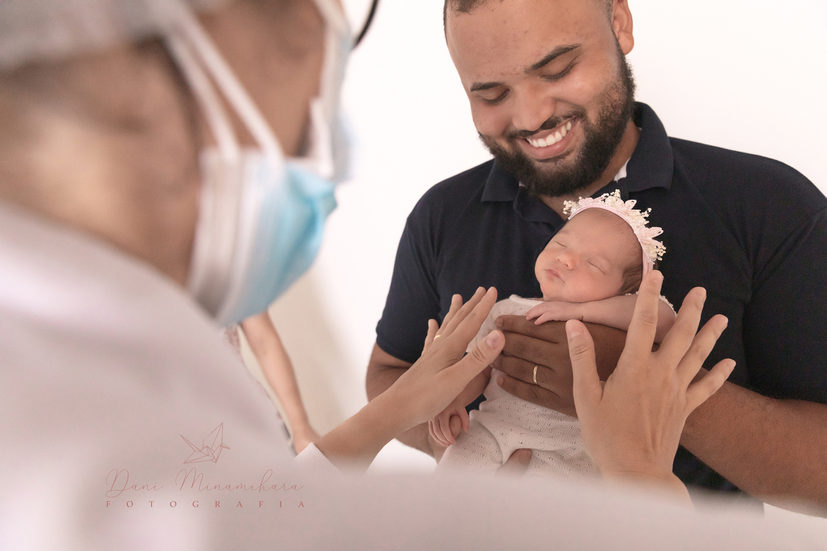 Eu posicionando a Eloá com apenas 6 dias no colo do papai