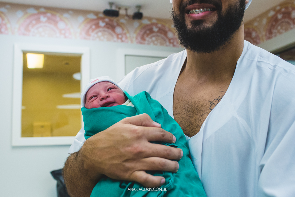 Parto natural hospitalar do Lucca, que aconteceu na Perinatal da Barra da Tijuca, fotografado por Ana Kacurin. A equipe foi compsta pela doutora Mayra Fontainhas, com a doula Karla Fuentes.