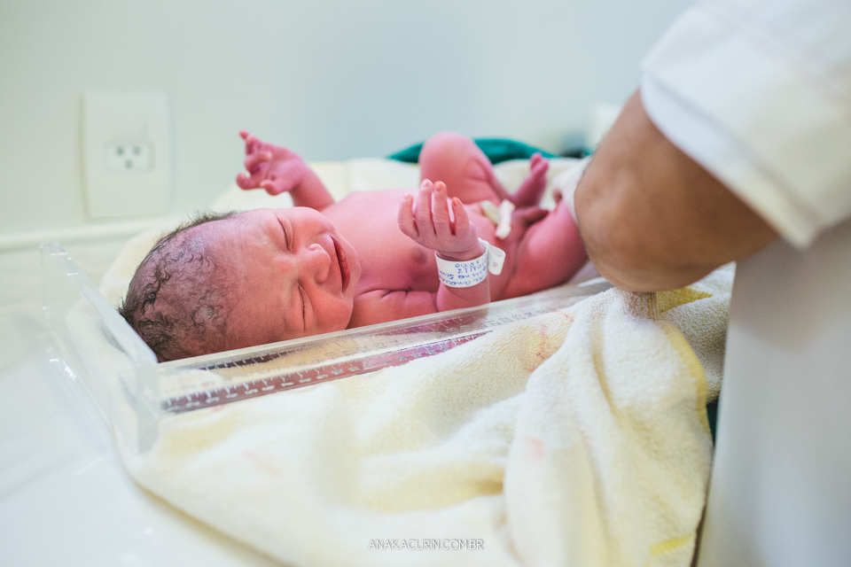 Parto natural hospitalar do Lucca, que aconteceu na Perinatal da Barra da Tijuca, fotografado por Ana Kacurin. A equipe foi compsta pela doutora Mayra Fontainhas, com a doula Karla Fuentes.
