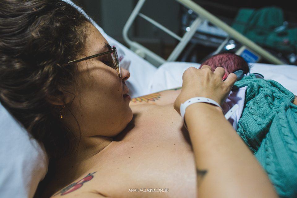 Parto natural hospitalar do Lucca, que aconteceu na Perinatal da Barra da Tijuca, fotografado por Ana Kacurin. A equipe foi compsta pela doutora Mayra Fontainhas, com a doula Karla Fuentes.