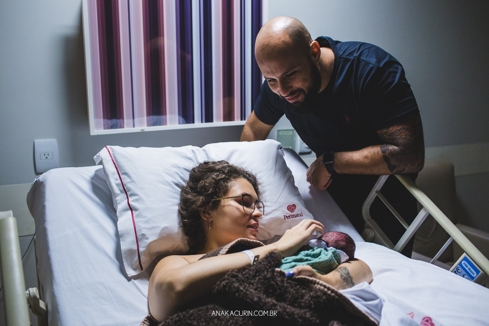 Parto natural hospitalar do Lucca, que aconteceu na Perinatal da Barra da Tijuca, fotografado por Ana Kacurin. A equipe foi compsta pela doutora Mayra Fontainhas, com a doula Karla Fuentes.