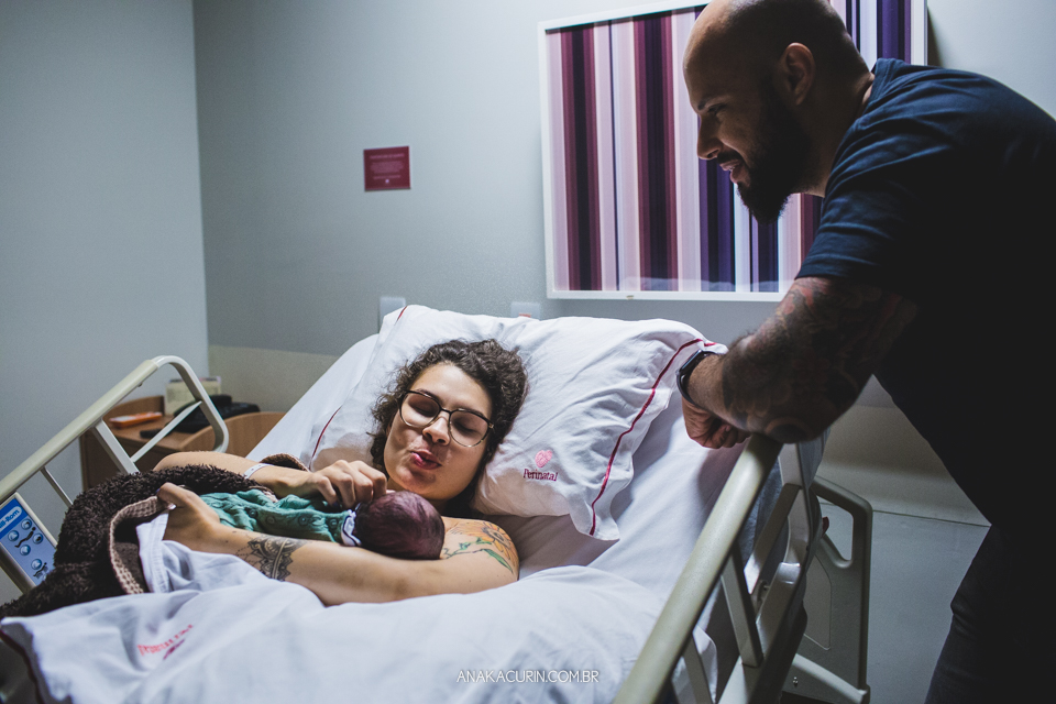 Parto natural hospitalar do Lucca, que aconteceu na Perinatal da Barra da Tijuca, fotografado por Ana Kacurin. A equipe foi compsta pela doutora Mayra Fontainhas, com a doula Karla Fuentes.