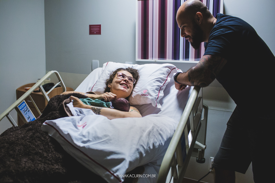 Parto natural hospitalar do Lucca, que aconteceu na Perinatal da Barra da Tijuca, fotografado por Ana Kacurin. A equipe foi compsta pela doutora Mayra Fontainhas, com a doula Karla Fuentes.