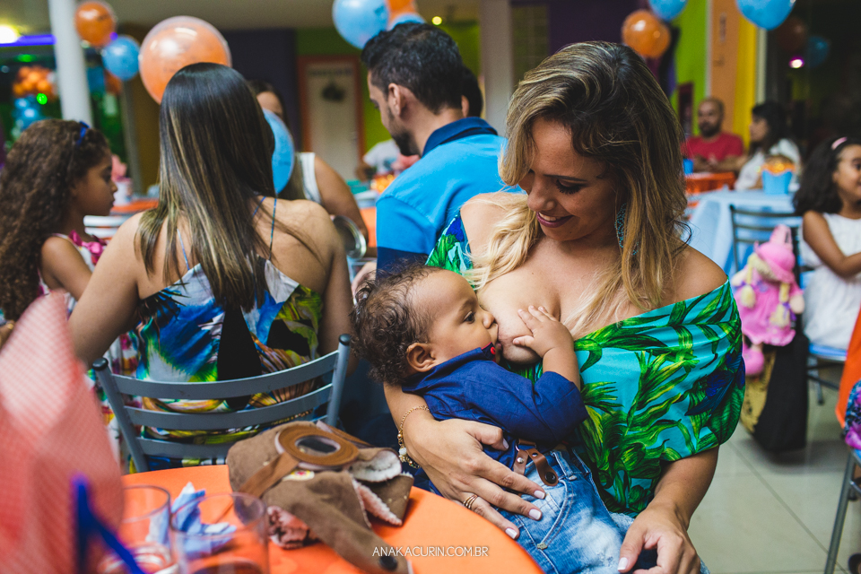 Festa de 1 ano do Bento, com o tema Aviador, fotografada por Ana Kacurin, no Rio de Janeiro. Bebê mamando no peito.