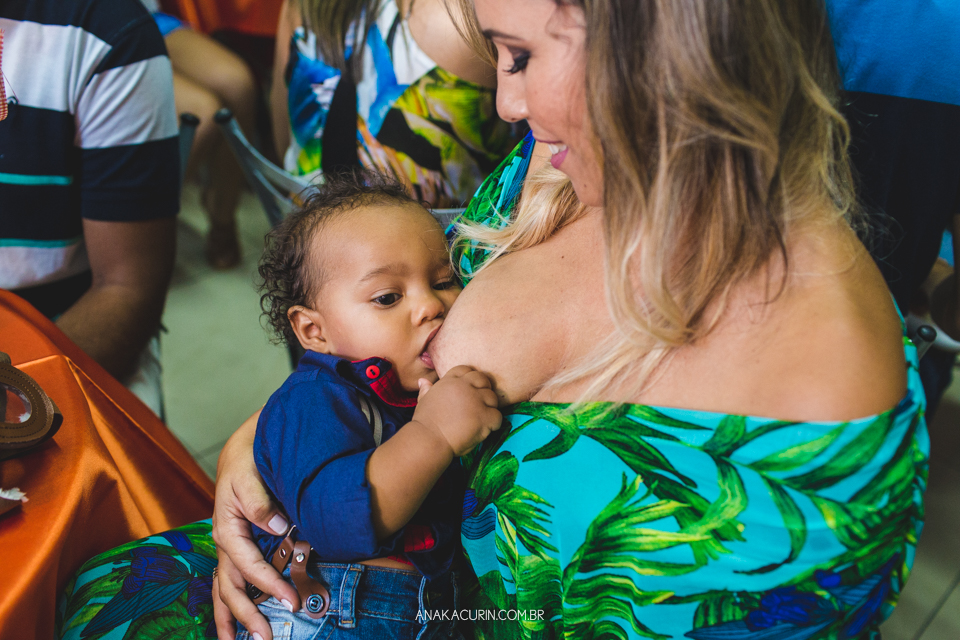 Festa de 1 ano do Bento, com o tema Aviador, fotografada por Ana Kacurin, no Rio de Janeiro. Bebê mamando no peito.