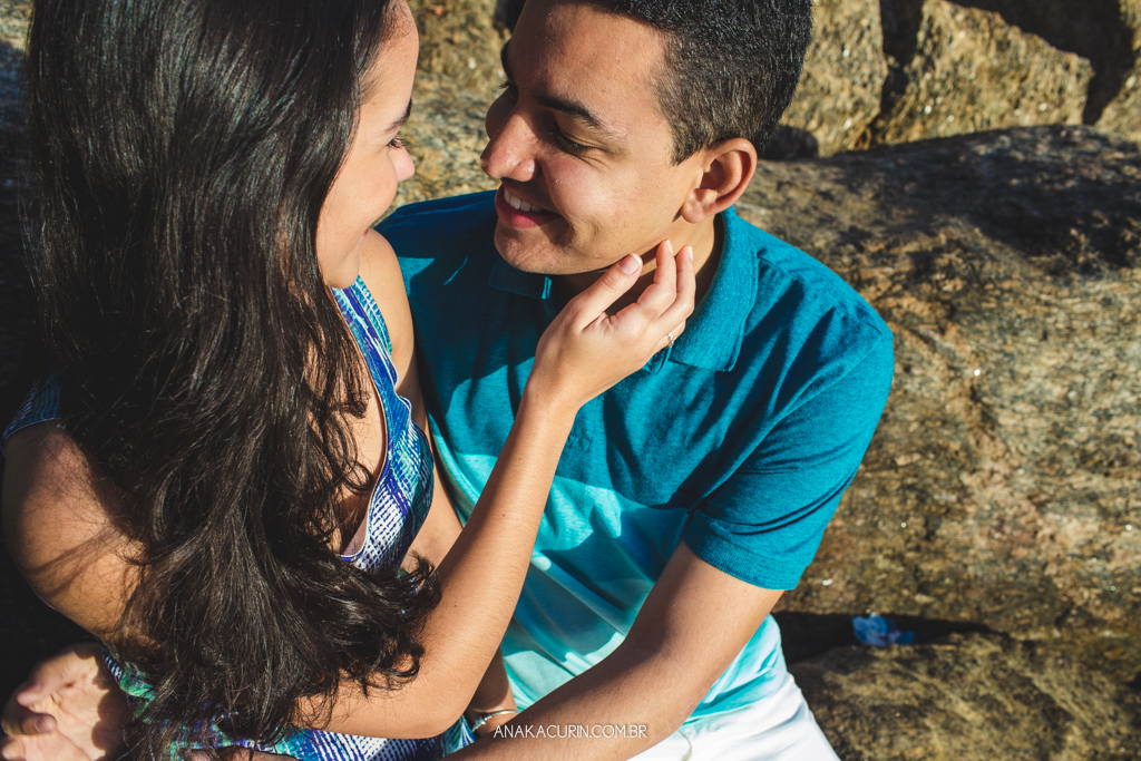 Ensaio de casal da Luiza e do Thiago, na praia da Urca/Praia Vermelha, Rio de Janeiro, RJ, fotografado por Ana KAcurin, fotógrafa de casamentos.