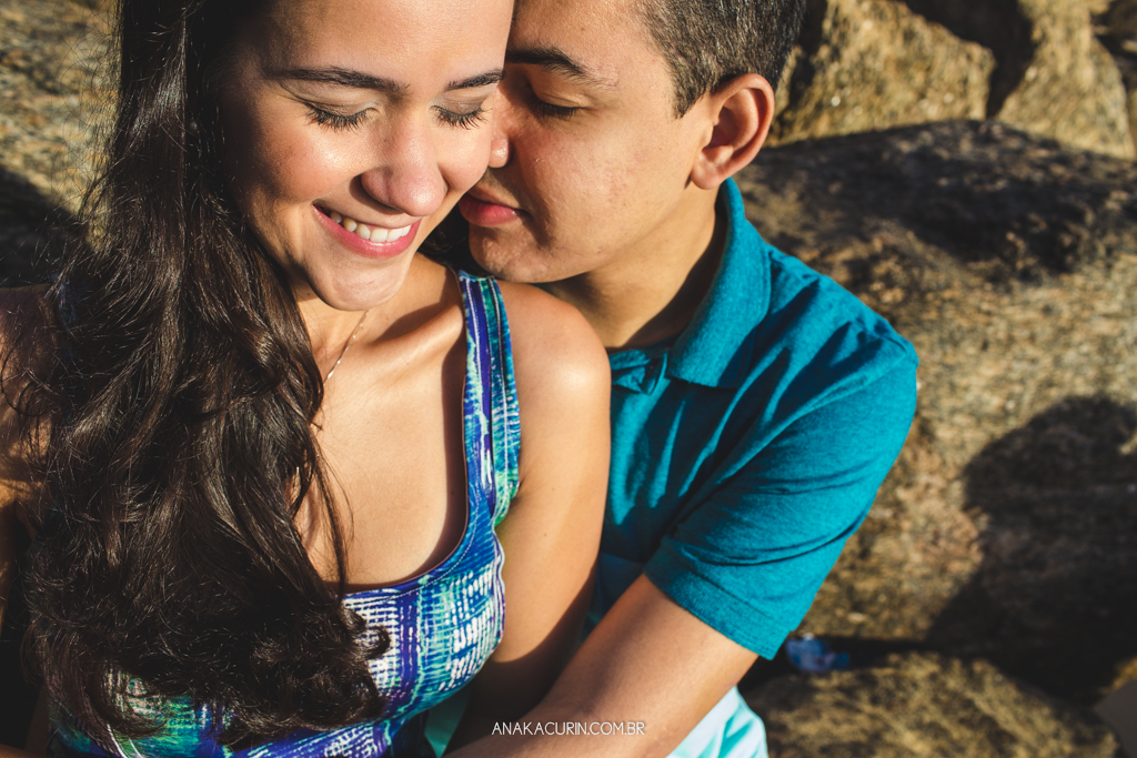 Ensaio de casal da Luiza e do Thiago, na praia da Urca/Praia Vermelha, Rio de Janeiro, RJ, fotografado por Ana KAcurin, fotógrafa de casamentos.
