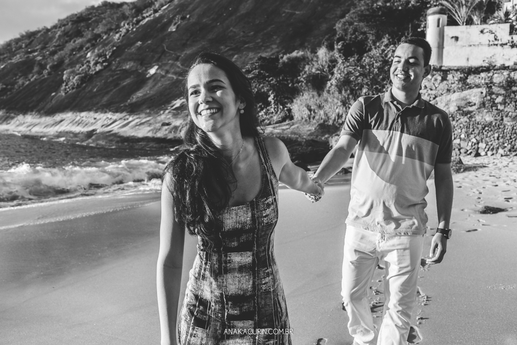Ensaio de casal da Luiza e do Thiago, na praia da Urca/Praia Vermelha, Rio de Janeiro, RJ, fotografado por Ana KAcurin, fotógrafa de casamentos.