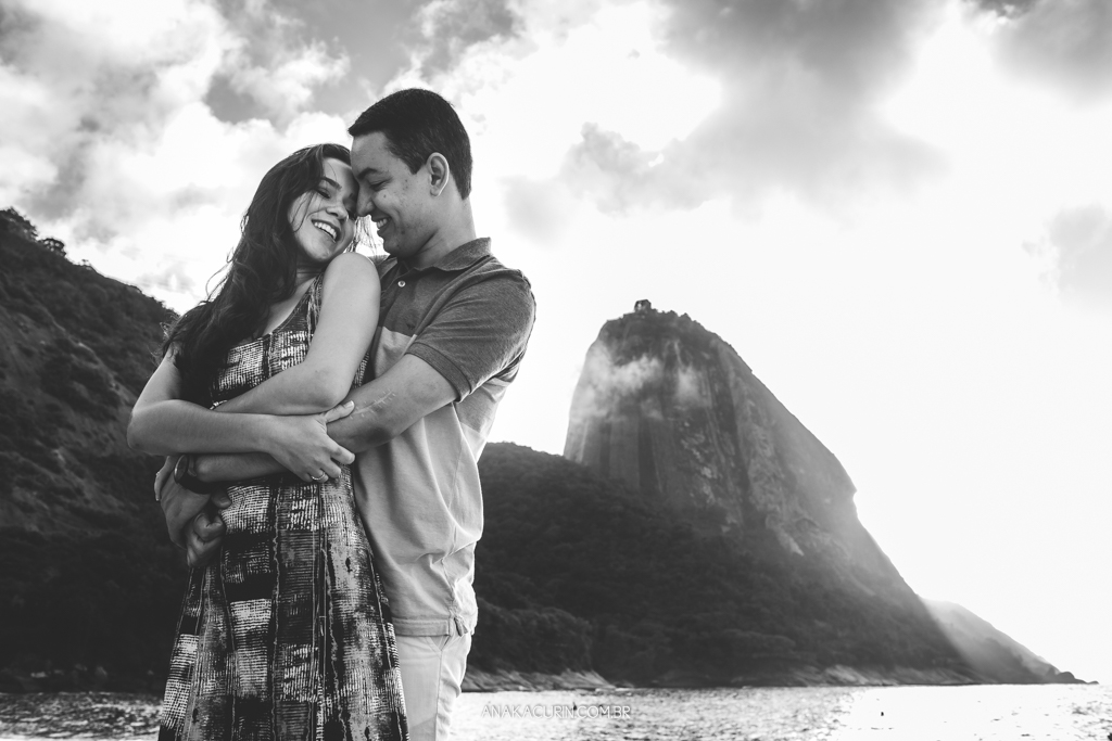 Ensaio de casal da Luiza e do Thiago, na praia da Urca/Praia Vermelha, Rio de Janeiro, RJ, fotografado por Ana KAcurin, fotógrafa de casamentos.