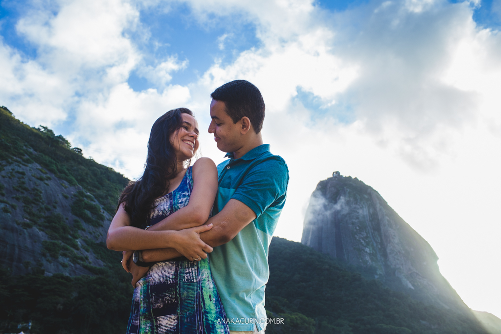 Ensaio de casal da Luiza e do Thiago, na praia da Urca/Praia Vermelha, Rio de Janeiro, RJ, fotografado por Ana KAcurin, fotógrafa de casamentos.
