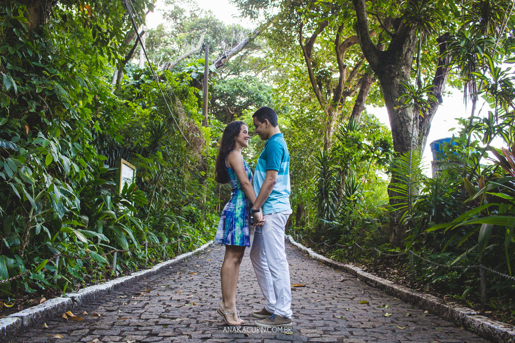 Ensaio de casal da Luiza e do Thiago, na praia da Urca/Praia Vermelha, Rio de Janeiro, RJ, fotografado por Ana KAcurin, fotógrafa de casamentos.