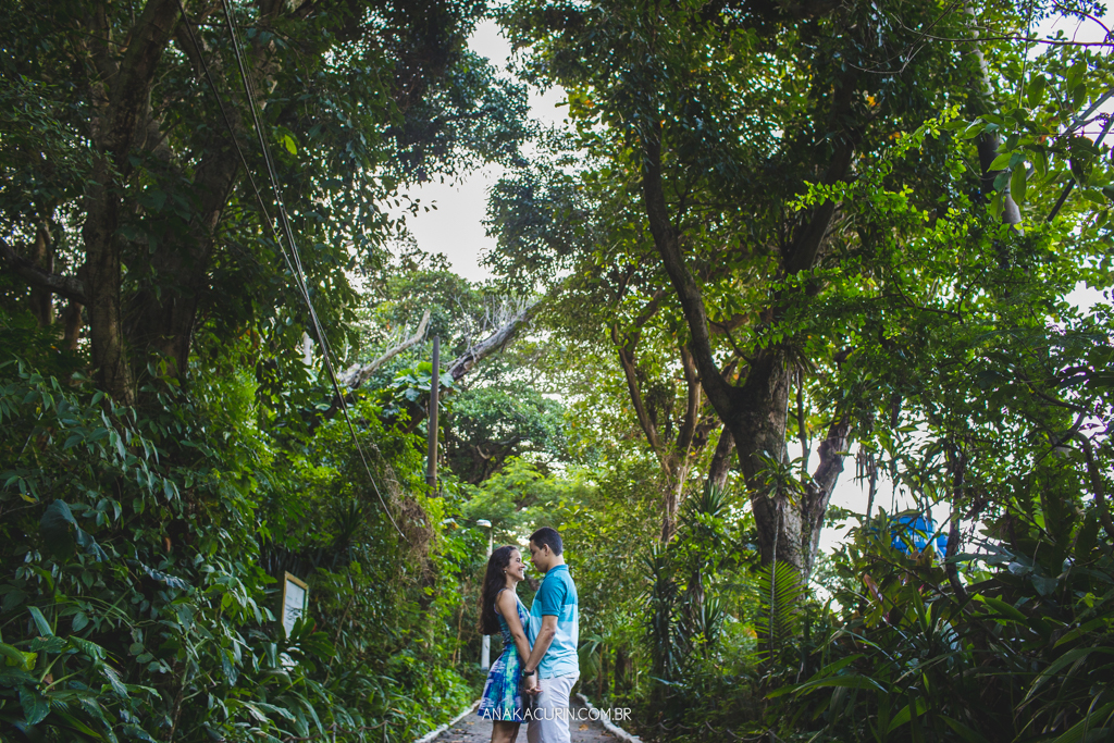 Ensaio de casal da Luiza e do Thiago, na praia da Urca/Praia Vermelha, Rio de Janeiro, RJ, fotografado por Ana KAcurin, fotógrafa de casamentos.