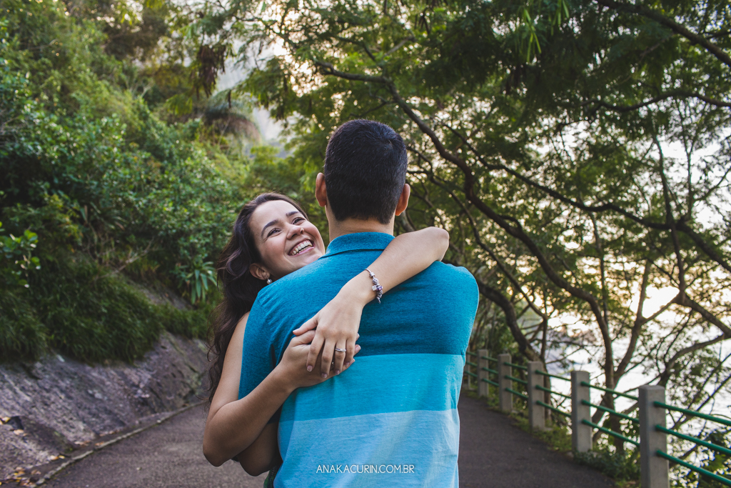 Ensaio de casal da Luiza e do Thiago, na praia da Urca/Praia Vermelha, Rio de Janeiro, RJ, fotografado por Ana KAcurin, fotógrafa de casamentos.