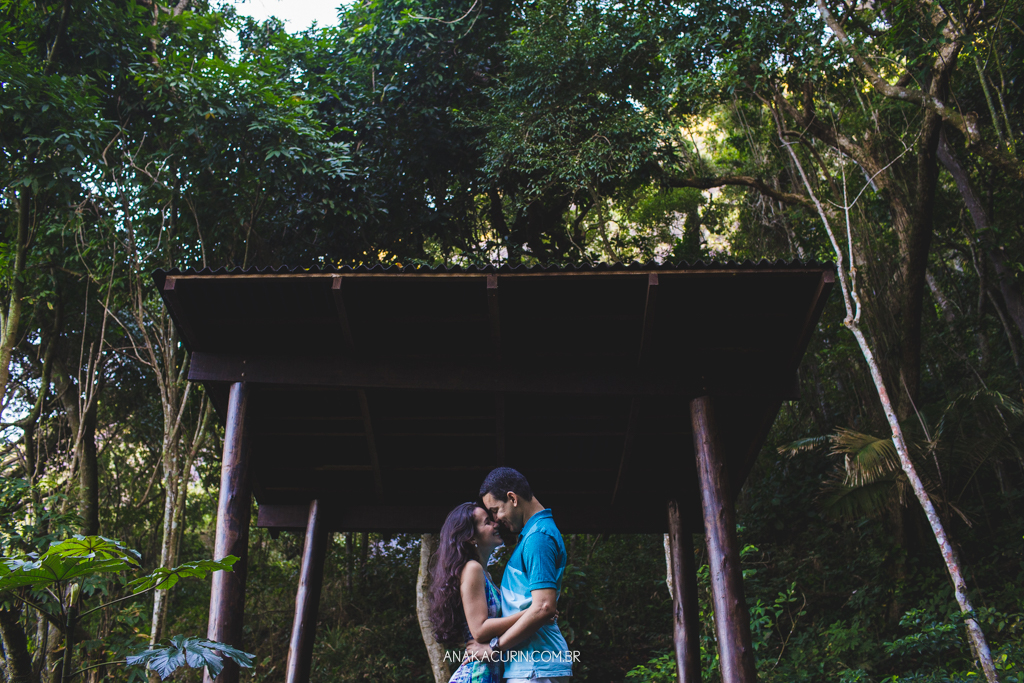 Ensaio de casal da Luiza e do Thiago, na praia da Urca/Praia Vermelha, Rio de Janeiro, RJ, fotografado por Ana KAcurin, fotógrafa de casamentos.