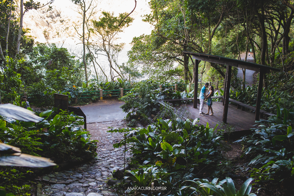 Ensaio de casal da Luiza e do Thiago, na praia da Urca/Praia Vermelha, Rio de Janeiro, RJ, fotografado por Ana KAcurin, fotógrafa de casamentos.