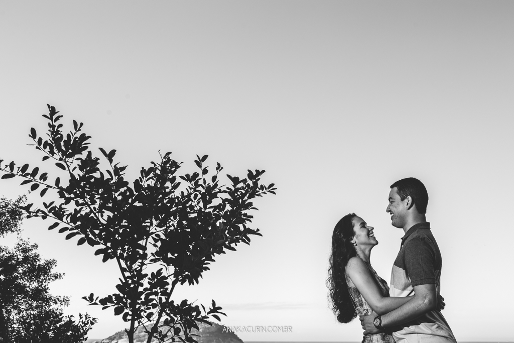 Ensaio de casal da Luiza e do Thiago, na praia da Urca/Praia Vermelha, Rio de Janeiro, RJ, fotografado por Ana KAcurin, fotógrafa de casamentos.