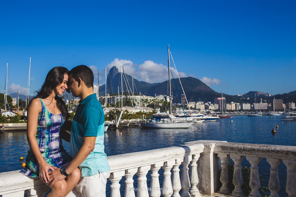 Ensaio de casal da Luiza e do Thiago, na praia da Urca/Praia Vermelha, Rio de Janeiro, RJ, fotografado por Ana KAcurin, fotógrafa de casamentos.