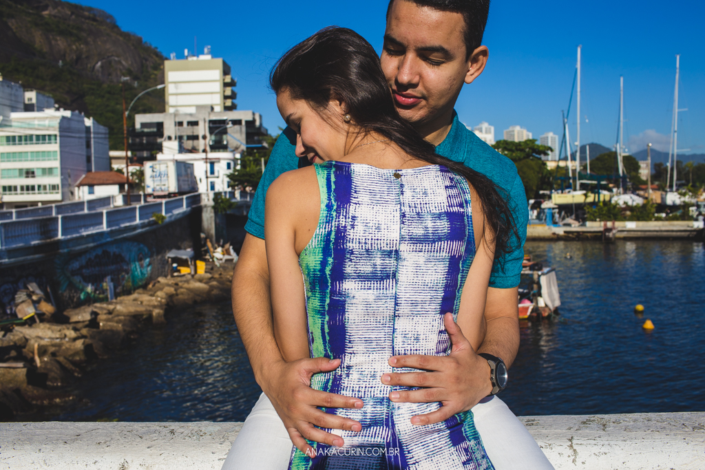Ensaio de casal da Luiza e do Thiago, na praia da Urca/Praia Vermelha, Rio de Janeiro, RJ, fotografado por Ana KAcurin, fotógrafa de casamentos.