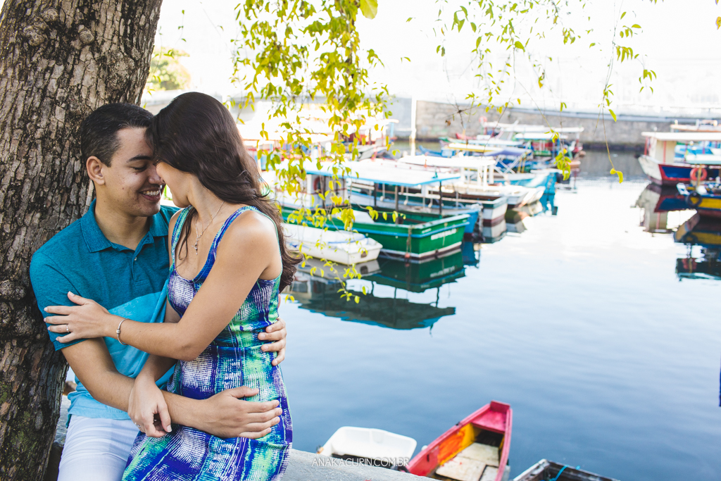 Ensaio de casal da Luiza e do Thiago, na praia da Urca/Praia Vermelha, Rio de Janeiro, RJ, fotografado por Ana KAcurin, fotógrafa de casamentos.