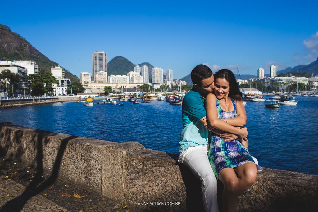 Ensaio de casal da Luiza e do Thiago, na praia da Urca/Praia Vermelha, Rio de Janeiro, RJ, fotografado por Ana KAcurin, fotógrafa de casamentos.