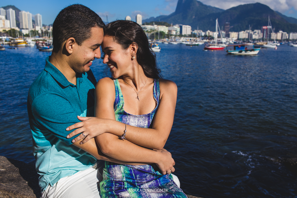 Ensaio de casal da Luiza e do Thiago, na praia da Urca/Praia Vermelha, Rio de Janeiro, RJ, fotografado por Ana KAcurin, fotógrafa de casamentos.