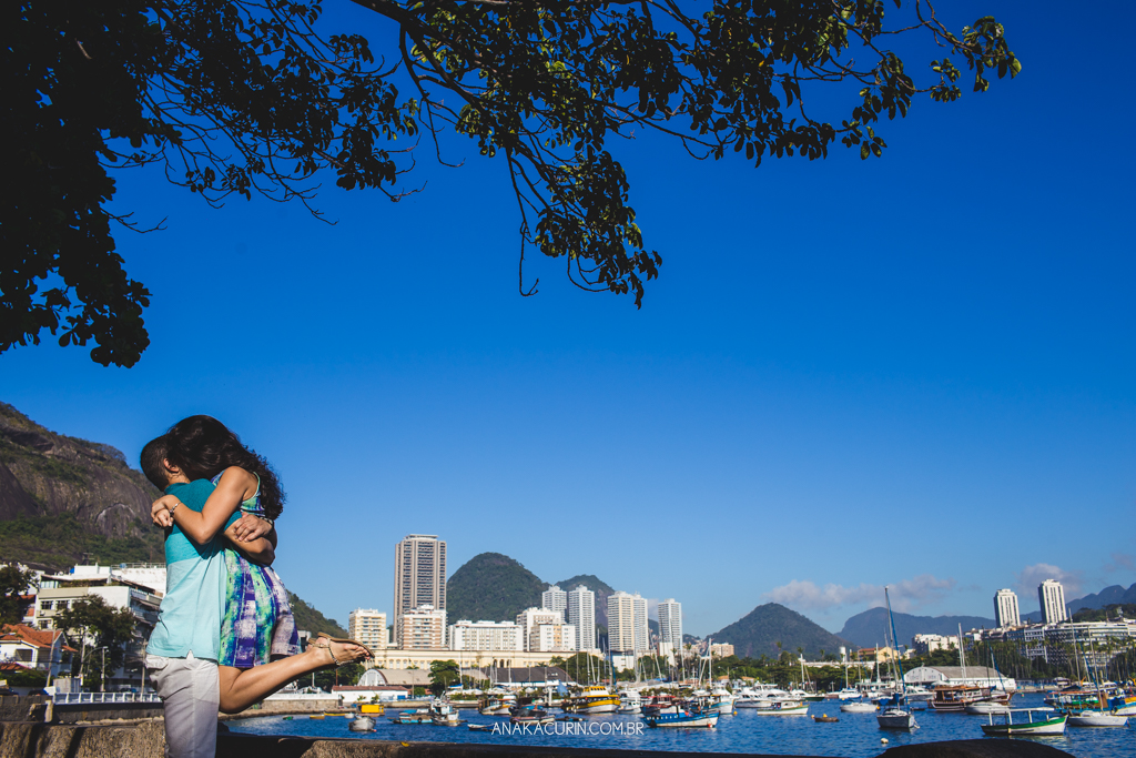 Ensaio de casal da Luiza e do Thiago, na praia da Urca/Praia Vermelha, Rio de Janeiro, RJ, fotografado por Ana KAcurin, fotógrafa de casamentos.