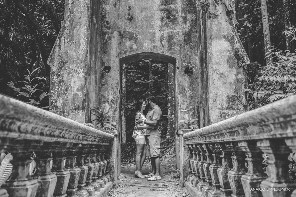 Casal se olhando em um belo arco antigo, no final de uma ponte. Fotografia de casal feita por Ana Kacurin no Rio de Janeiro - RJ.