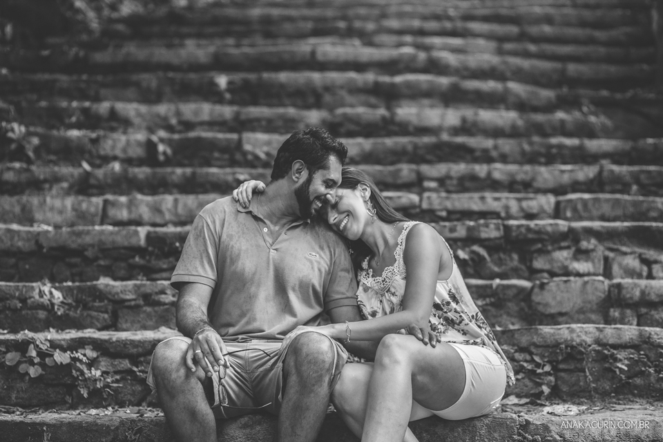 Casal sentado em uma escadaria antiga, namorando. Fotografia de casal feita por Ana Kacurin no Rio de Janeiro - RJ.