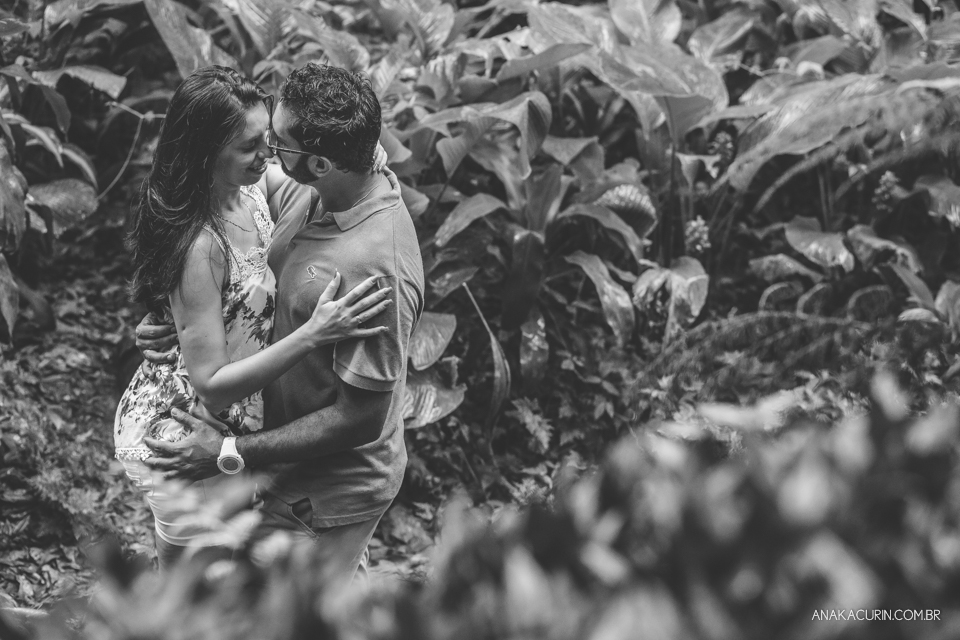 Casal se abraçando no meio das folhagens. Fotografia de casal feita por Ana Kacurin no Rio de Janeiro - RJ.