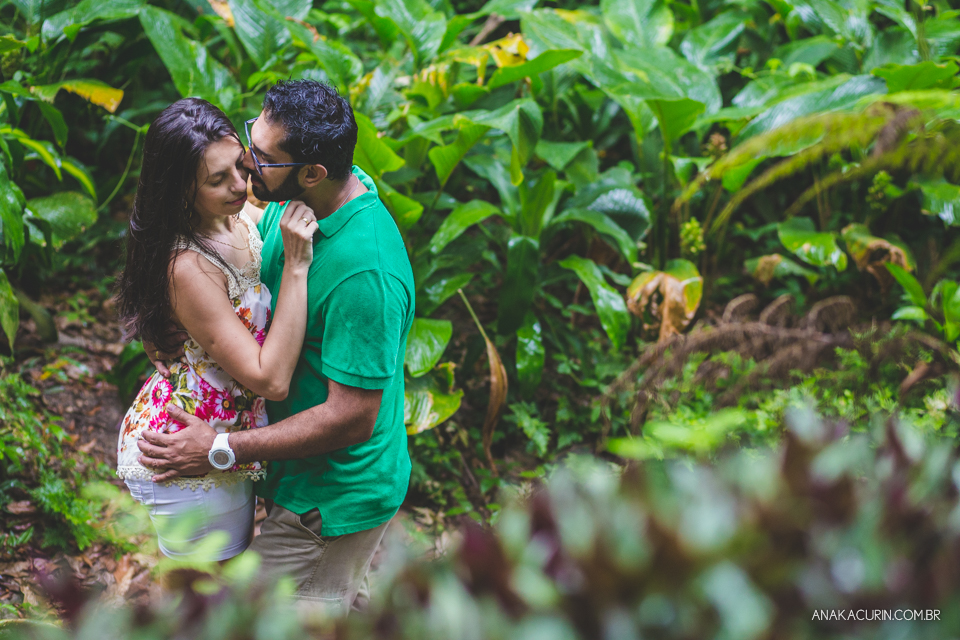 Casal se abraçando no meio das folhagens. Fotografia de casal feita por Ana Kacurin no Rio de Janeiro - RJ.