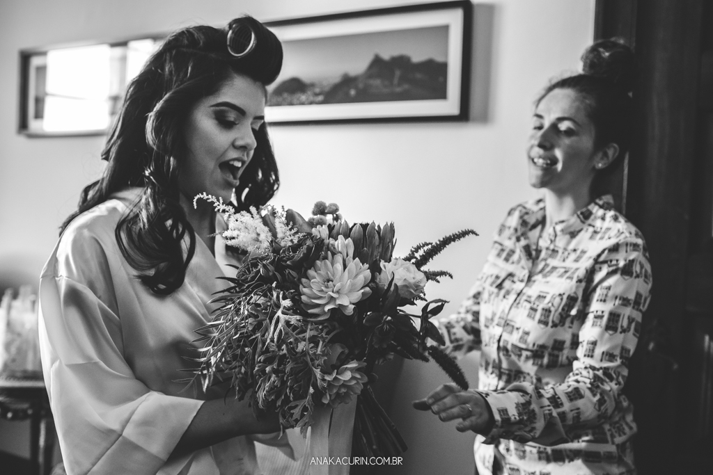 Noiva Larissa recebe seu bouquet de flores coloridas com um lindo sorriso de felicidade
