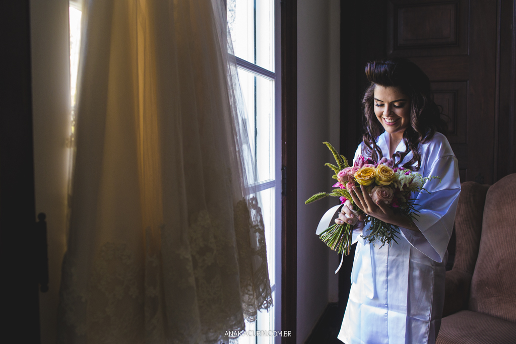 Noiva Larissa recebe seu bouquet de flores coloridas com um lindo sorriso de felicidade