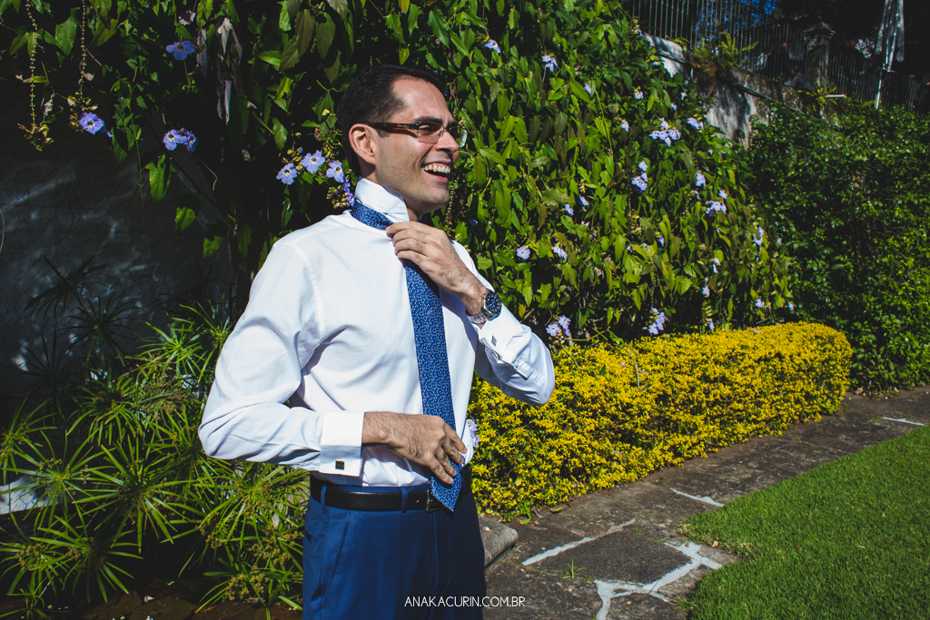 Noivo Daniel se aprontando para o casamento, colocando seu terno