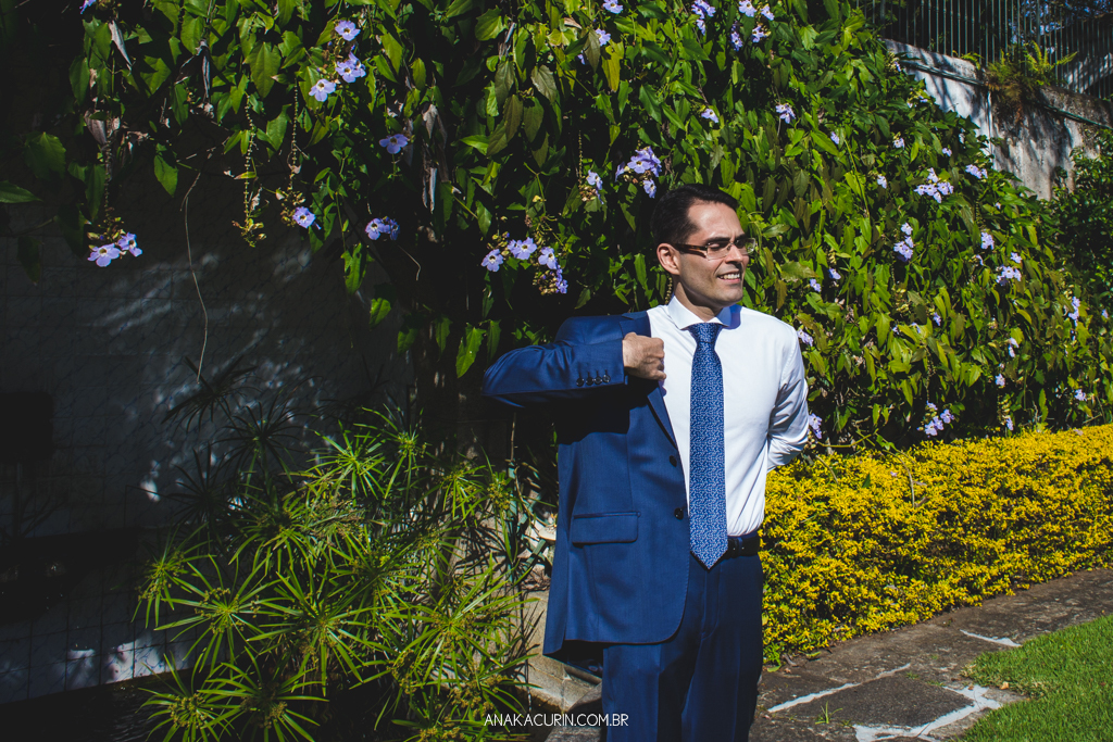 Noivo Daniel se aprontando para o casamento, colocando seu terno