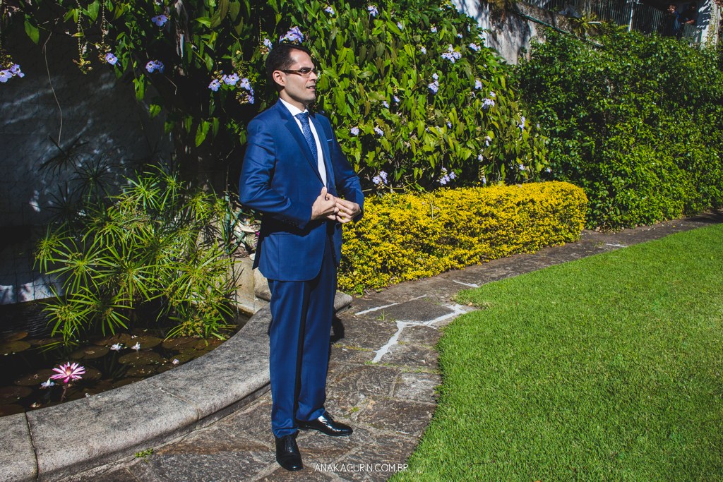 Noivo Daniel se aprontando para o casamento, colocando seu terno