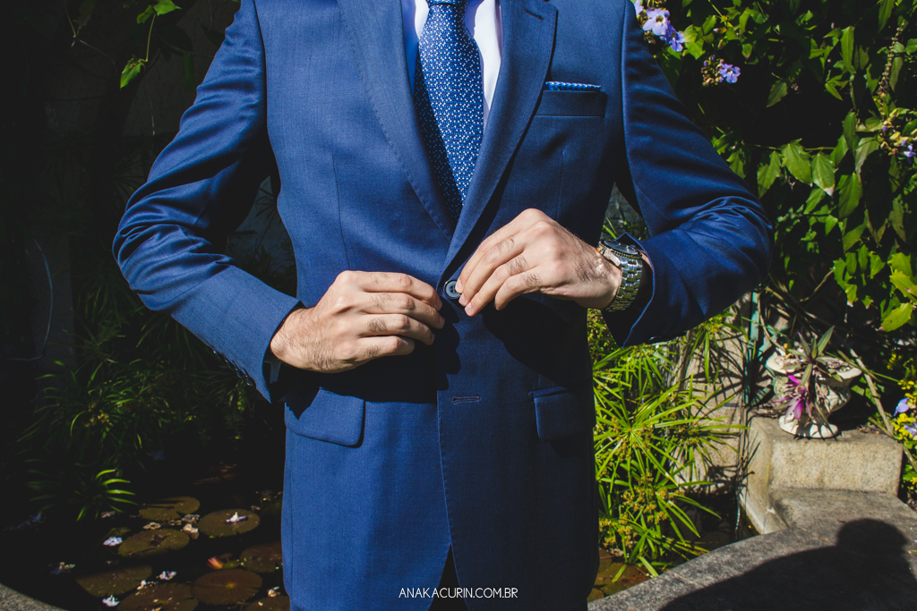 Noivo Daniel se aprontando para o casamento, colocando seu terno