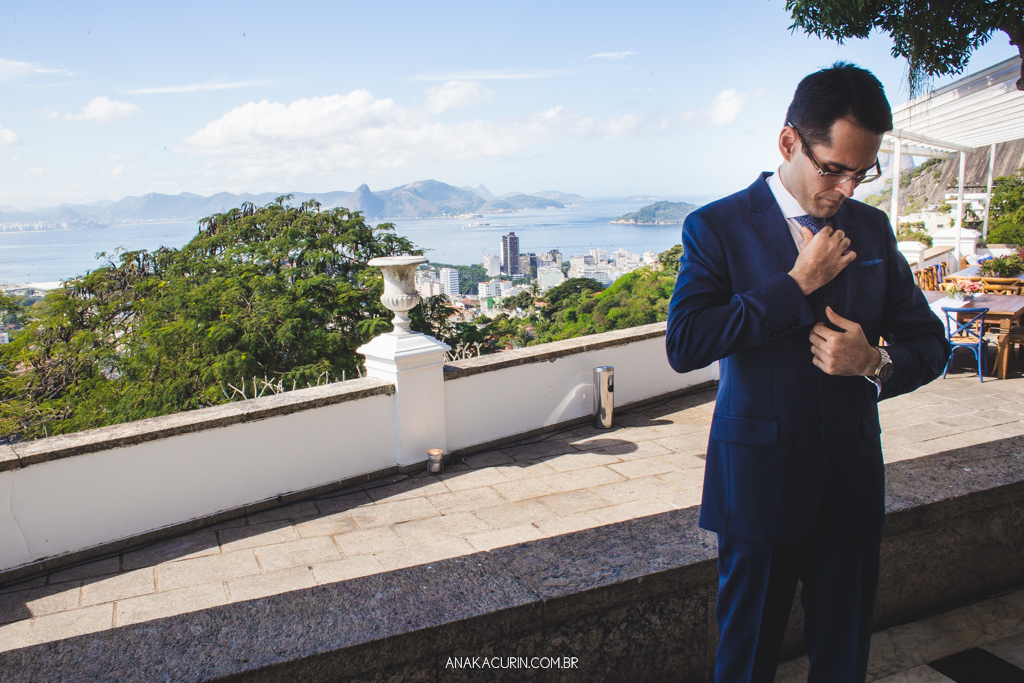 Noivo Daniel se aprontando para o casamento, colocando seu terno