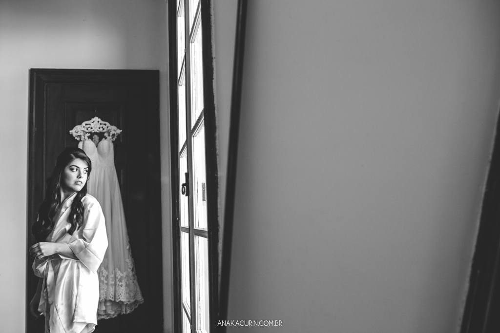 Noiva Larissa colocando seu vestido de noiva da estilista Marie Lafayette no Solar Real no Rio de Janeiro