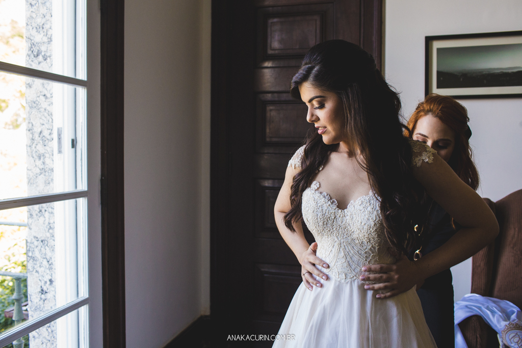 Noiva Larissa colocando seu vestido de noiva da estilista Marie Lafayette no Solar Real no Rio de Janeiro