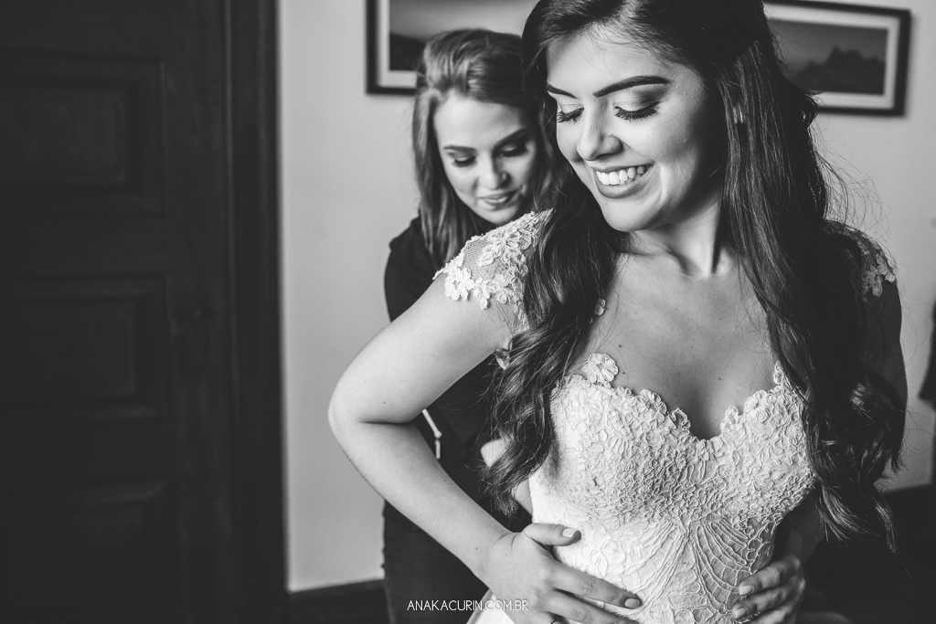 Noiva Larissa colocando seu vestido de noiva da estilista Marie Lafayette no Solar Real no Rio de Janeiro