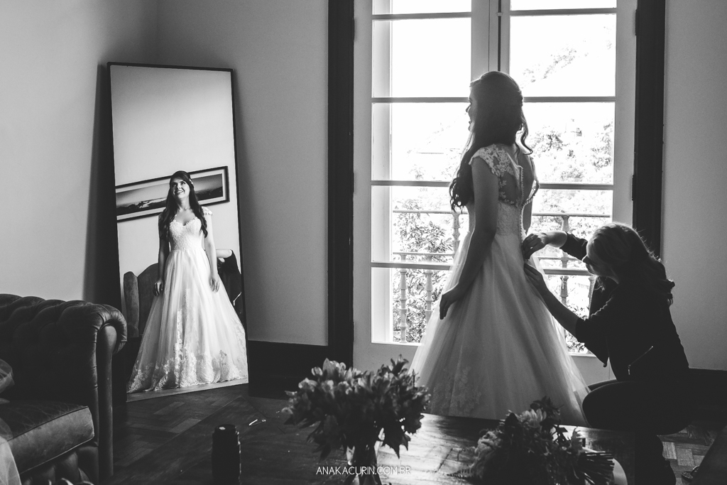 Noiva Larissa colocando seu vestido de noiva da estilista Marie Lafayette no Solar Real no Rio de Janeiro