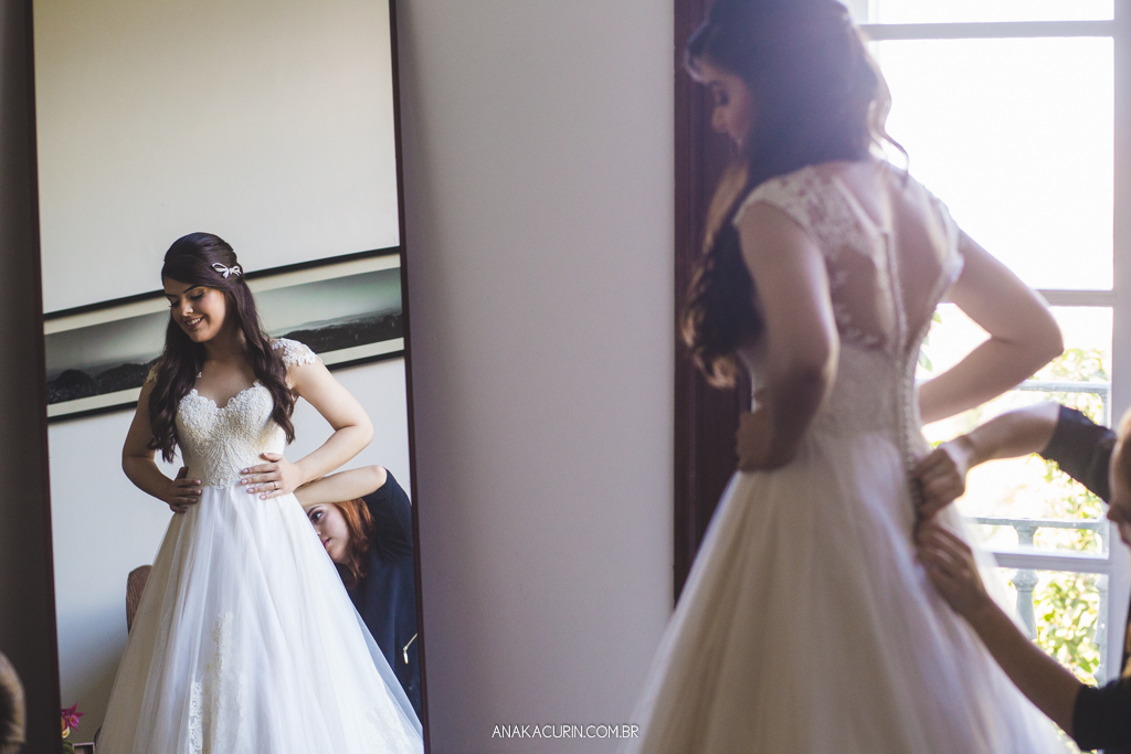 Noiva Larissa colocando seu vestido de noiva da estilista Marie Lafayette no Solar Real no Rio de Janeiro