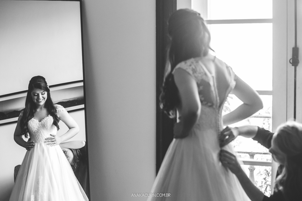 Noiva Larissa colocando seu vestido de noiva da estilista Marie Lafayette no Solar Real no Rio de Janeiro