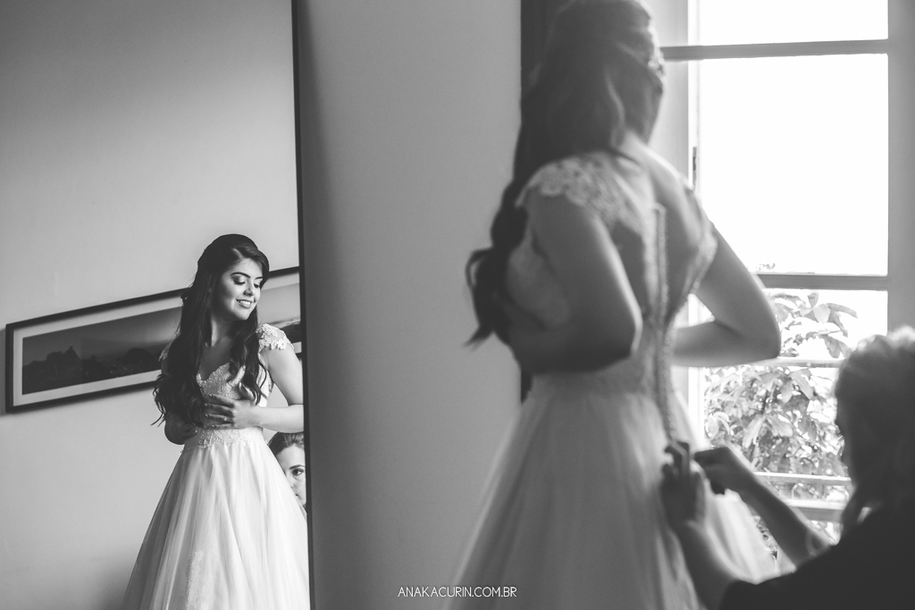 Noiva Larissa colocando seu vestido de noiva da estilista Marie Lafayette no Solar Real no Rio de Janeiro