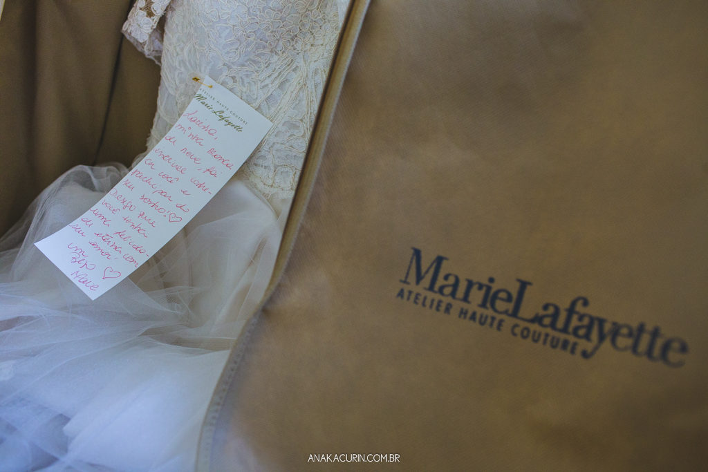 Vestido da noiva Larissa pela estilista Marie Lafayette no Rio de Janeiro, fotografada pela fotógrafa de casamento Ana Kacurin