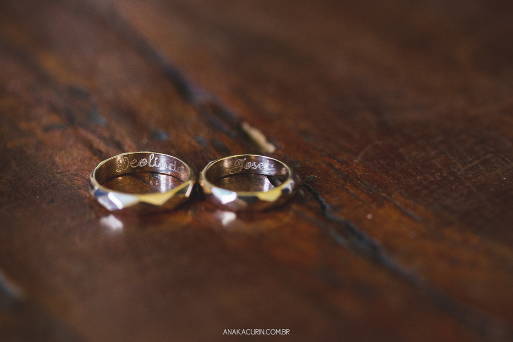 Alianças de casamento de Larissa, que foram de seus avós.