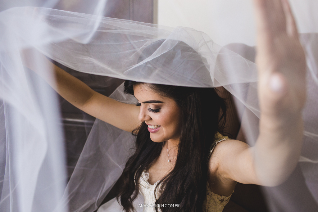 Noiva Larissa colocando seu véu de casamento