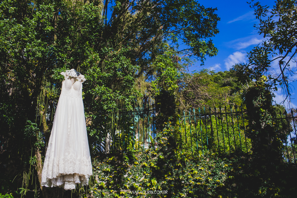 Vestido da noiva Larissa pela estilista Marie Lafayette no Rio de Janeiro, fotografada pela fotógrafa de casamento Ana Kacurin