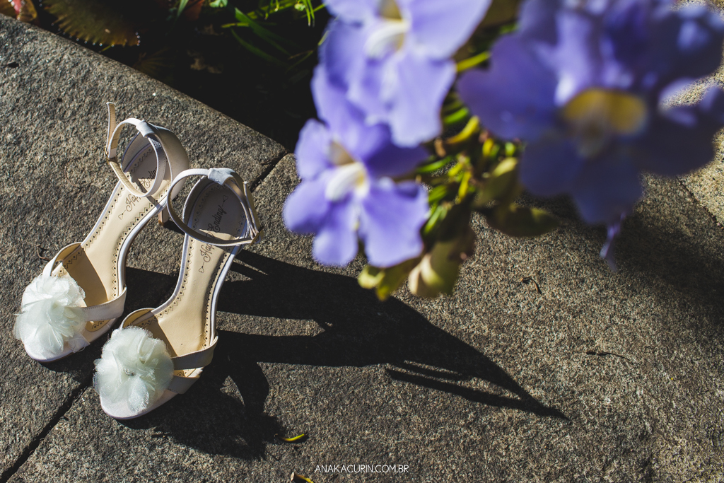 Sapato da noiva Larissa no Rio de Janeiro, fotografada pela fotógrafa de casamento Ana Kacurin